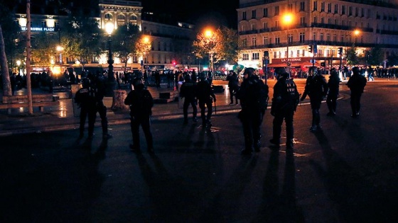 Fransa'da Macron ve Le Pen'e karşı protestolar: 29 gözaltı