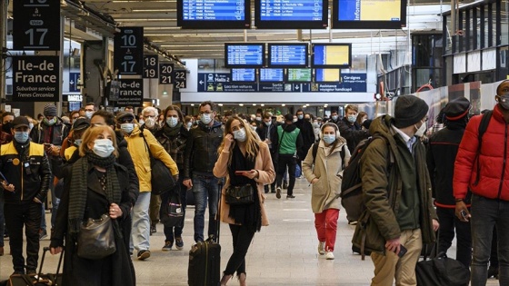 Fransa'da maske zorunluluğu ve gece saatlerindeki sokağa çıkma yasağı kaldırılıyor