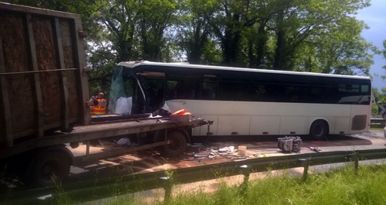 Fransa’da otobüs ve kamyon çarpıştı: 17 yaralı