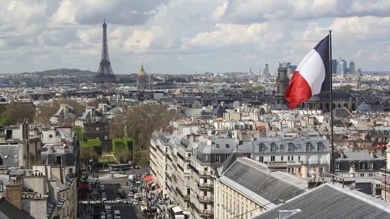 Fransa'da sağcı vekiller başörtülü öğrencinin bulunduğu parlamento toplantısını terk etti