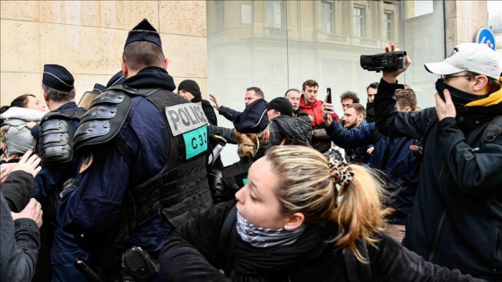 Fransa'da sarı yeleklilerin gösterilerinde 21 kişi gözaltına alındı