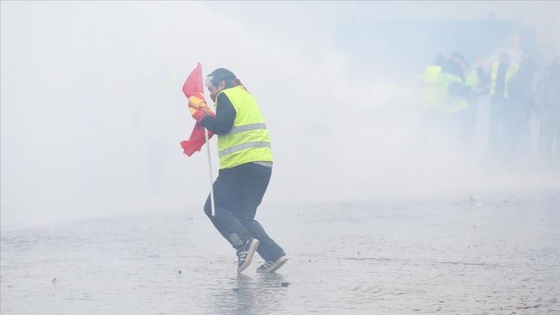 Fransa'da sarı yeleklilerin gösterisinde polis şiddetine soruşturma