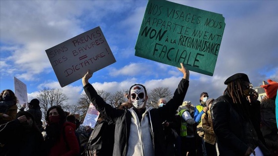 Fransa'da sarı yeleklilerle güvenlik yasa tasarısı karşıtlarının gösterilerinde olaylar çıktı
