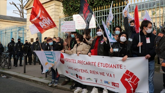 Fransa'da üniversite öğrencileri hükümeti protesto etti