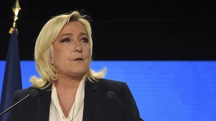 Fransa'da aşırı sağcı Le Pen, siyasi çıkmazın aşılması için Macron'dan referanduma gitmesi