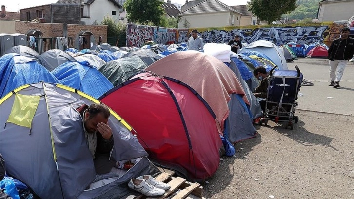 Fransa'da düzensiz göçmenler otoparkta yaşam mücadelesi veriyor