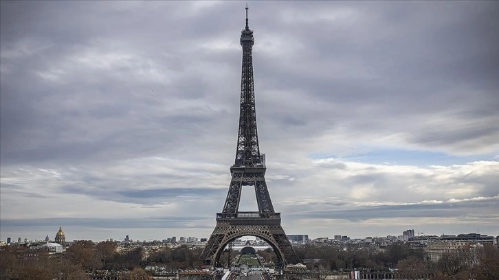 Fransa'da hava yolu çalışanlarının grevi Paris ve Toulouse'daki uçuşları aksattı