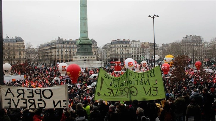 Fransa'da öğrenciler Macron'un üniversitelerin finansmanına ilişkin sözlerine tepkili