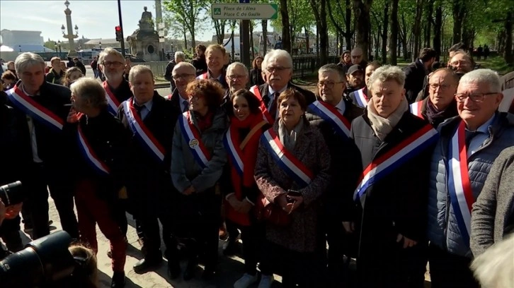 Fransız milletvekilleri Elysee Sarayı'na yürüdü