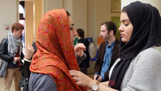 Fransız siyasetçiler için en kolay hedef Müslüman kadınlar