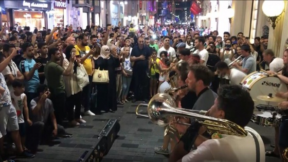 Fransız sokak müziği grubunun 'ezan' hassasiyeti