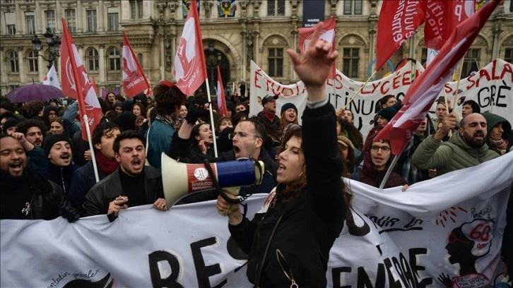 Fransızlar, emeklilik reformunun onaylanmasına tepki olarak sokağa indi