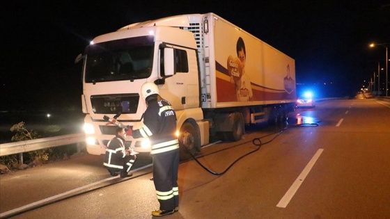 Freni arızalanan tır polis eskortu eşliğinde durduruldu