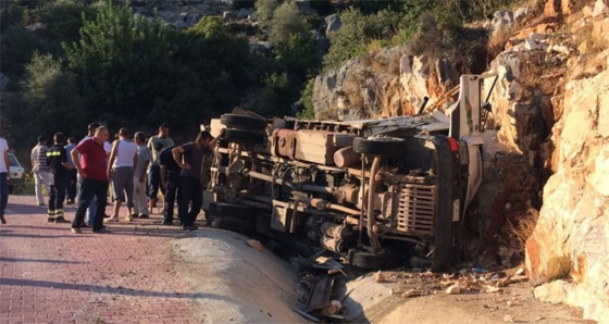 Freni boşalan kamyon devrildi: 1’i ağır 2 yaralı