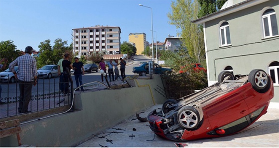 Freni boşalan otomobil cami avlusuna devrildi