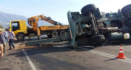 Freni patlayan iş makinesi yol kenarındaki kayalıklara çarpıp devrildi