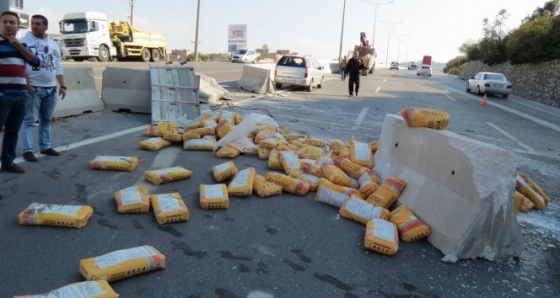 Freni patlayan kamyon beton bariyerlere çarparak durabildi