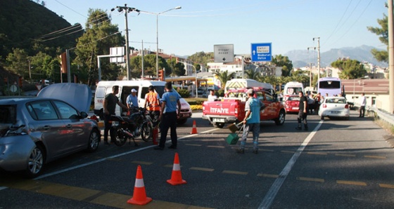 Freni patlayan midibüs ışıkta bekleyen araçlara çarptı