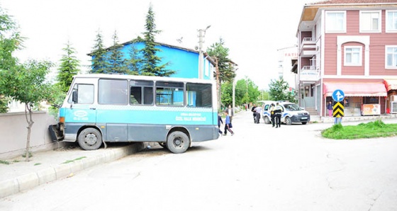 Freni patlayan minibüs okulun bahçe duvarına çarptı: 5 yaralı