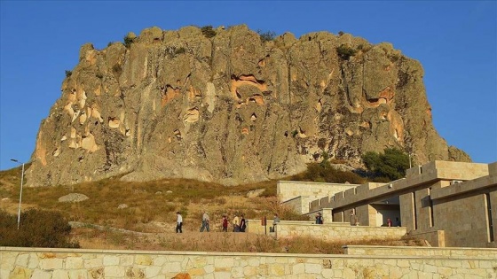 Frigya'da tarihi eserlerin üzerine yazılan yazılar siliniyor