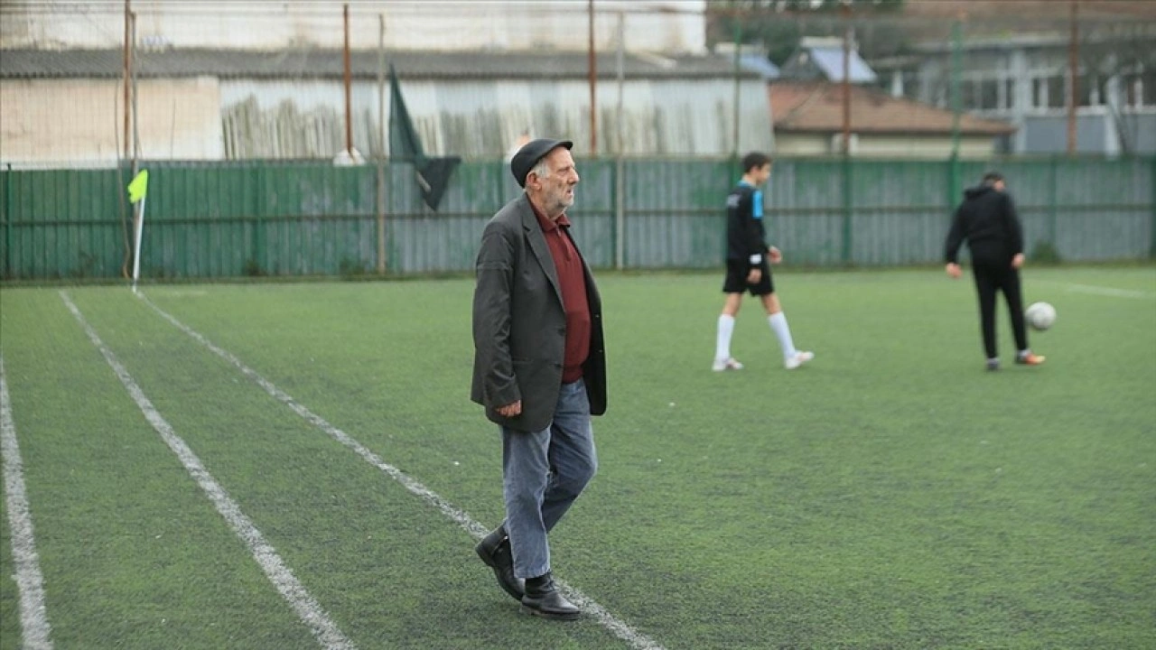 Futbol sevdalısı emektar köfteci, işi bıraktı 'hakemliği' bırakamadı