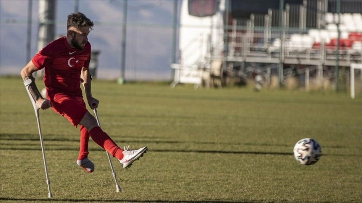 Futbol sevdasıyla engelini aştı şimdi milli takımın gol yükünü omuzluyor