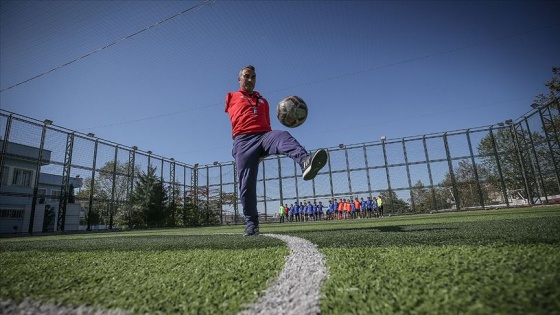 Futbol tutkusu tek koluyla hayata bağladı