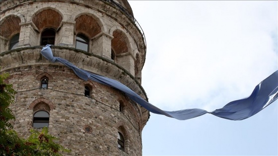 Galata Kulesi'ne mavi kravat