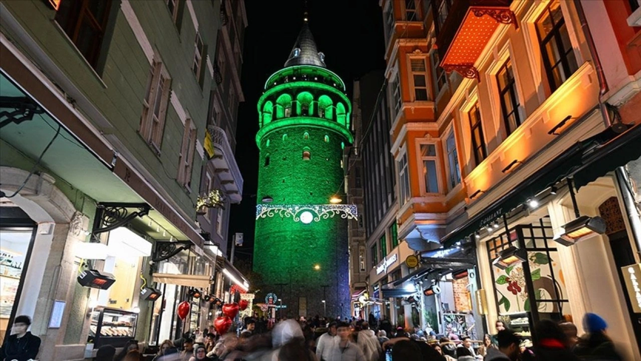 Galata Kulesi 'Serviks Kanseri Farkındalık Ayı' kapsamında yeşile büründü