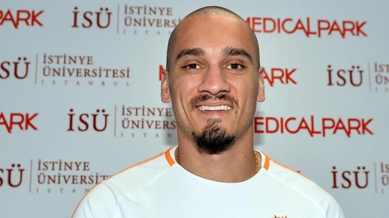 Galatasaray, Maicon'u renklerine bağladı