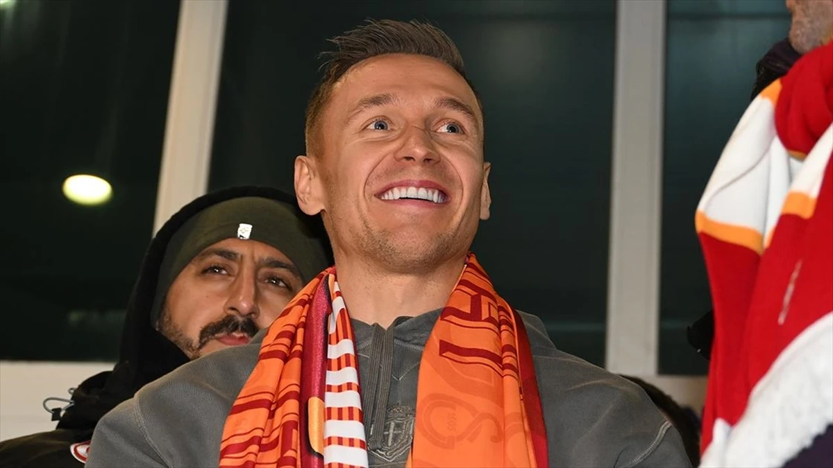 Galatasaray, Polonyalı futbolcu Frankowski'yi satın alma opsiyonuyla kiralık olarak renklerine bağladı