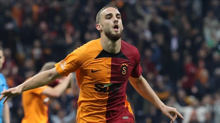 Galatasaray'da Berkan Kutlu ile Emre Taşdemir, depremzedeler için formalarını bağışladı