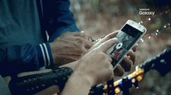 İşte, Galaxy S7 Edge'in ıslak ıslak resmi reklam filmi