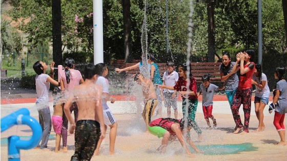 Gaziantep'te çocuklar 'su oyunu parkı'nda serinliyor