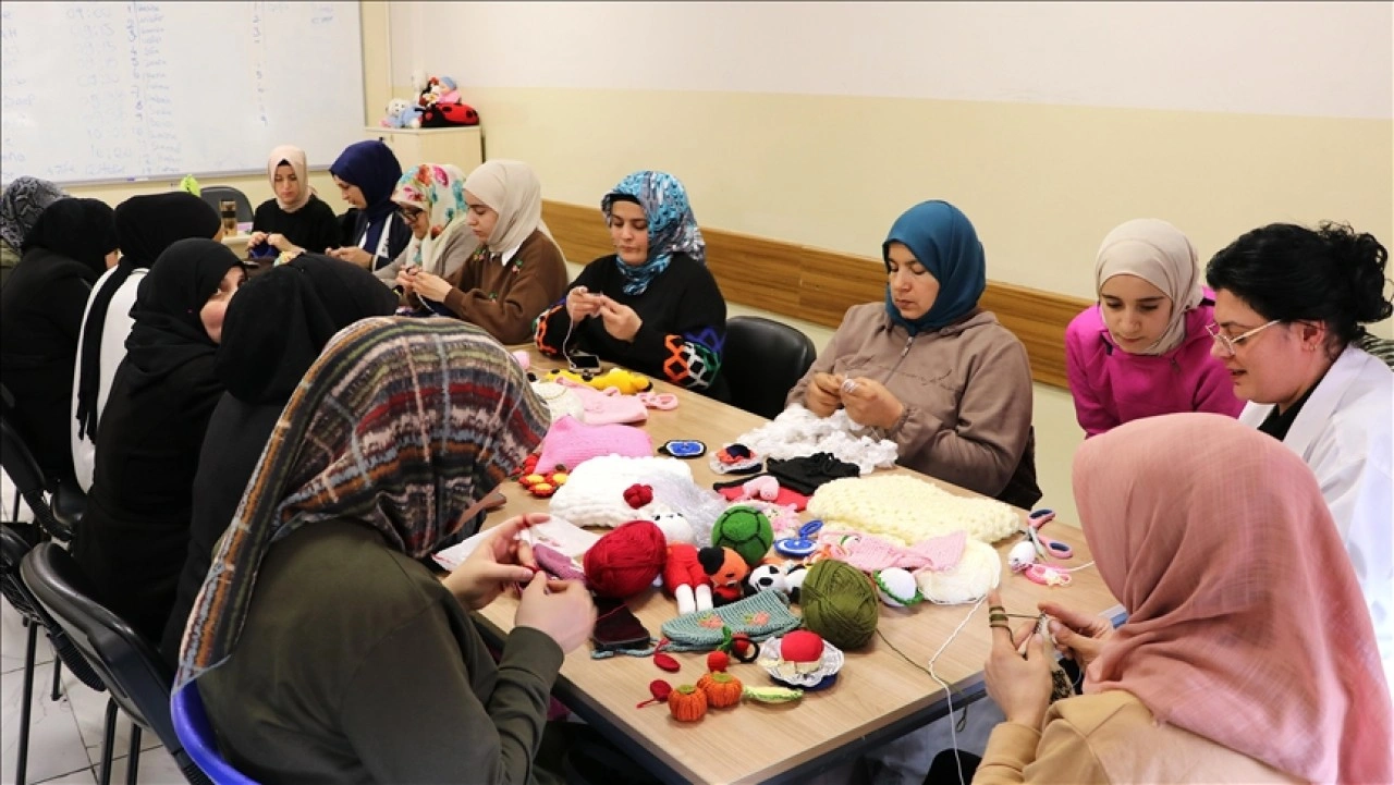 Gaziantep'te kadınlar atık eşyalara yeniden hayat veriyor