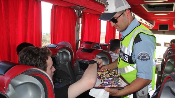 Gaziantep'te polisten sürücülere lokum ve şeker ikramı