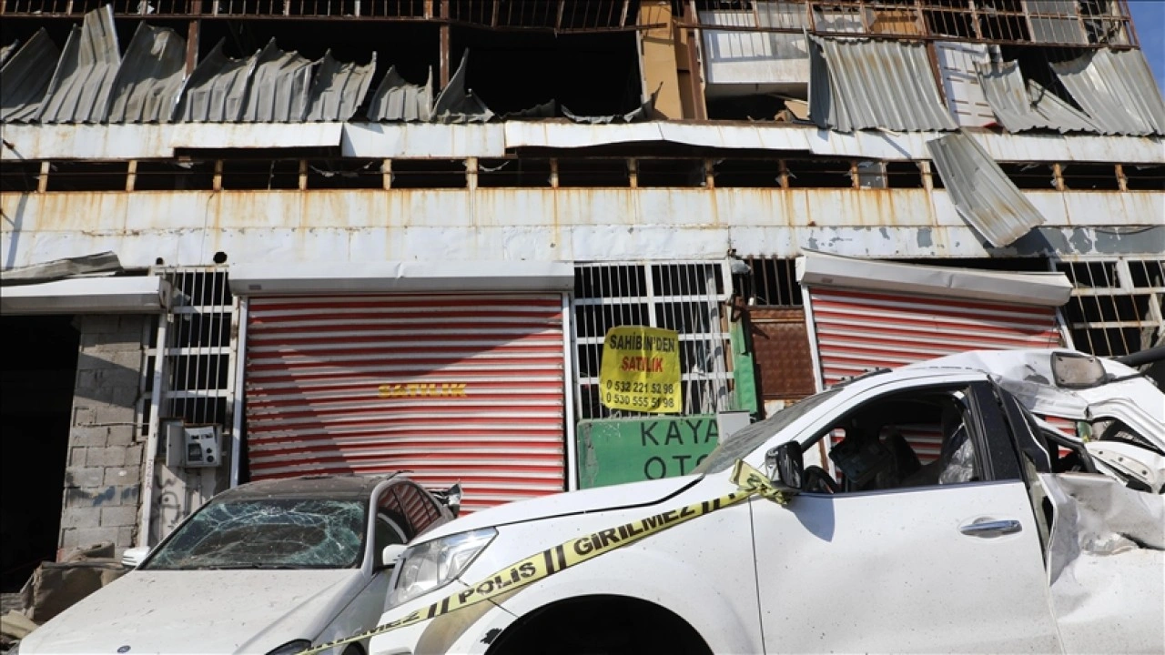 Gaziantep'te yakıt tankerinin patlaması sonucu 2 kişi öldü, 3 kişi yaralandı