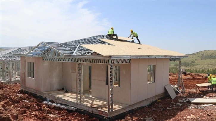 Gaziantep'te depremzedeler için çelik konstrüksiyonlu köy evleri inşa ediliyor