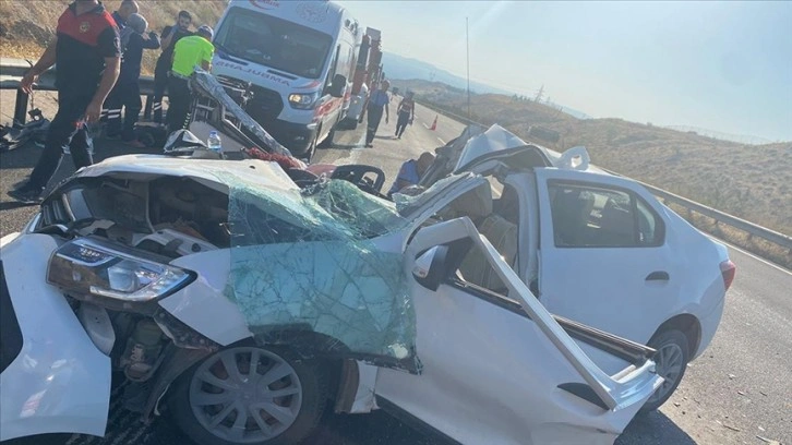 Gaziantep'te otomobilin tıra çarpması sonucu 1 kişi öldü, 6 kişi yaralandı