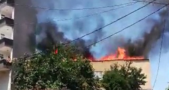 Gaziosmanpaşa’da 2 katlı binanın çatı katı alev alev yandı