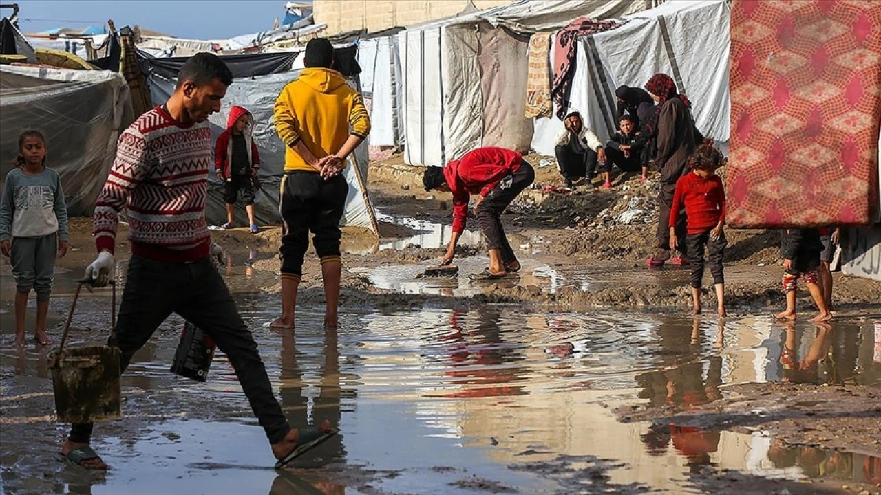 Gazze Belediyesi: Yağmur ve fırtına nedeniyle çadırlarda kalan siviller zor günler geçiriyor