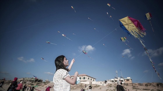Gazze'de çocuklar uçurtma uçurarak İsrail saldırılarının psikolojik etkilerinden kurtulmaya çalışıyor