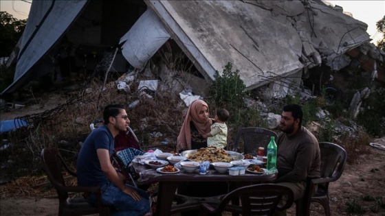 Gazze'de enkazın ortasında iftar