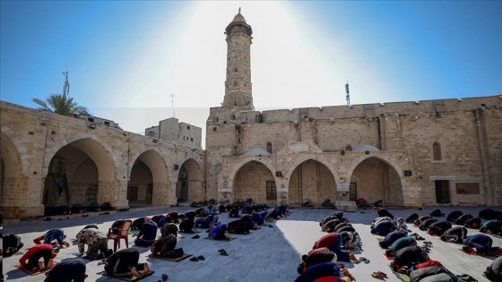 Gazze'de Kovid-19 nedeniyle verilen bir aylık aradan sonra cuma namazı kılındı