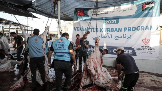 Gazze'de Türkiye Diyanet Vakfının desteğiyle kesilen kurbanların etleri yoksul ailelere dağıtıldı