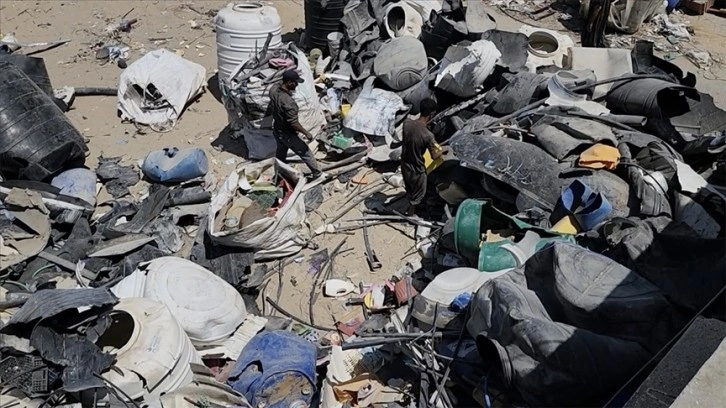 Gazze'de geri dönüştürdüğü plastik atıklarından ürettiği hortumlarla su teminine katkı sağlıyor