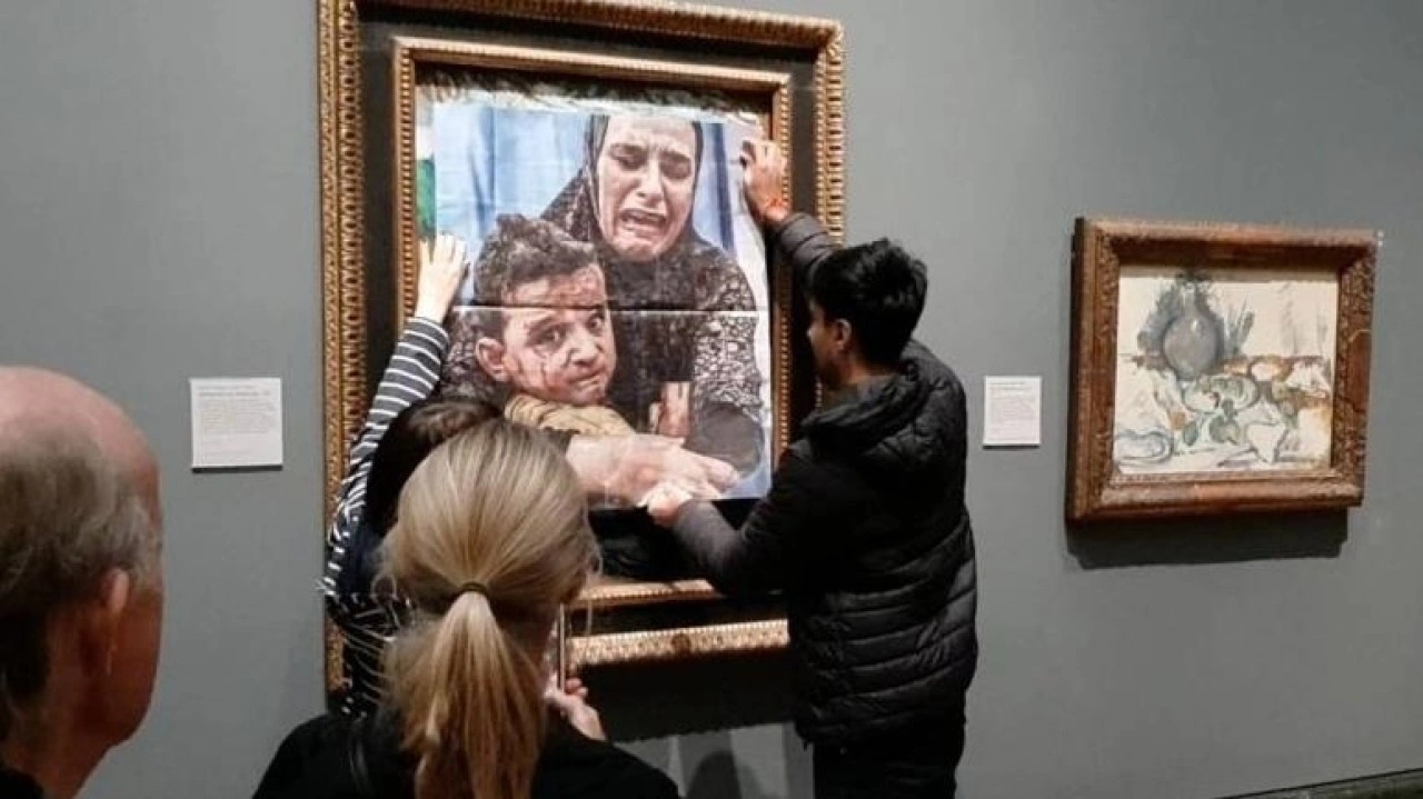 Gazze’de soykırımın durdurulmasını isteyen aktivistler Picasso tablosuna AA'nın karesini yapışt