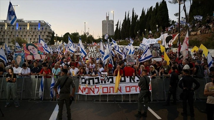 Gazze'deki İsrailli esirlerin yakınları anlaşma talebiyle Tel Aviv'den Kudüs'e yürüdü