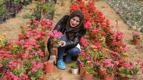 Gazzeli genç kız, çiçekleriyle işsizliğe direniyor