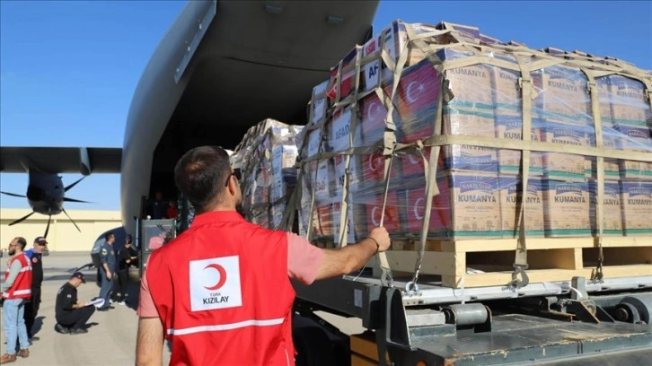 Gazzeli siviller için Türkiye'nin insani yardımlarını taşıyan üçüncü uçak hareket etti